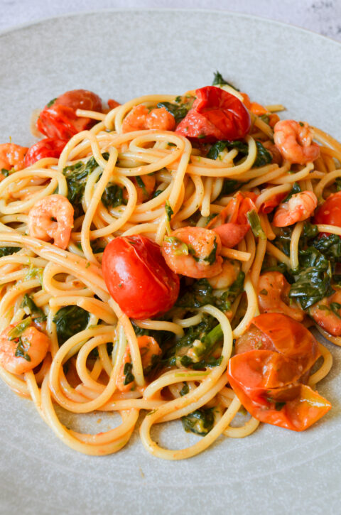 Nudeln mit Garnelen und Spinat in cremiger Tomaten-Sahne-Soße - Mycarbcrew