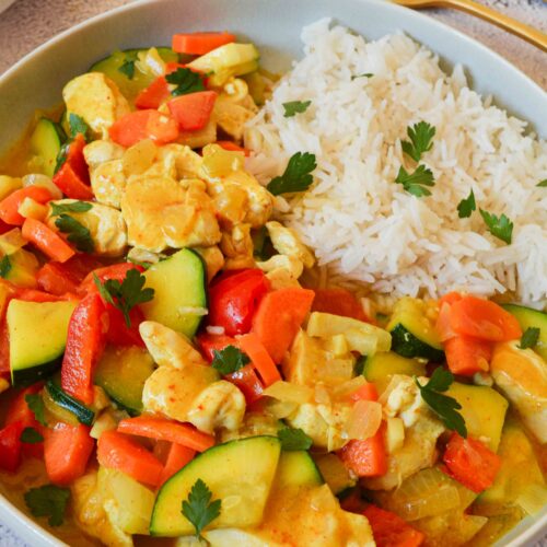 Hähnchen Curry mit Gemüse, Reis und Kokosmilch