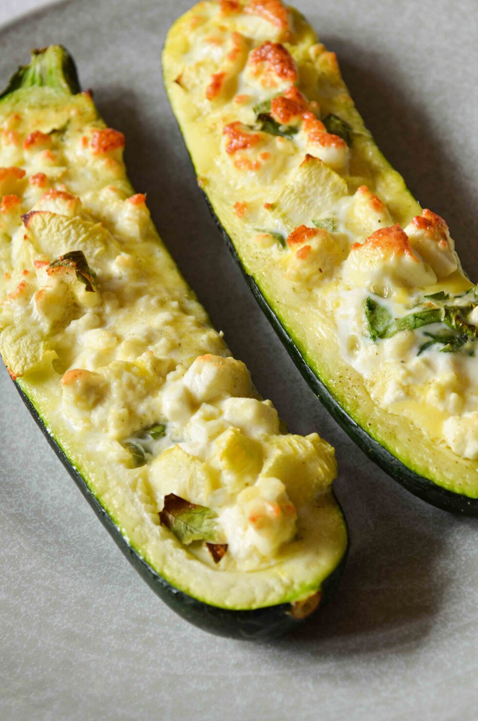 Gefüllte Zucchini mit Feta und Ei - Mycarbcrew