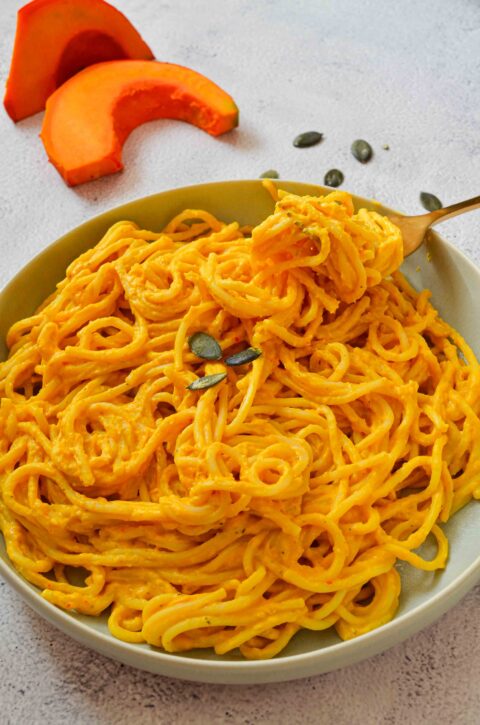 Kürbis Pasta mit Feta - super cremig &amp; schnell - Mycarbcrew
