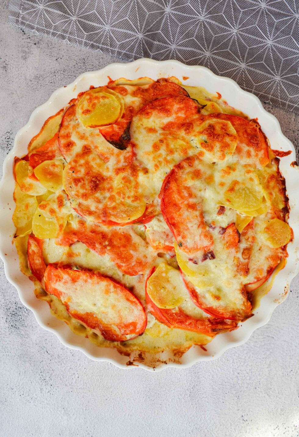 Tortelliniauflauf mit Schinken und Erbsen in cremiger Sahnesoße ...