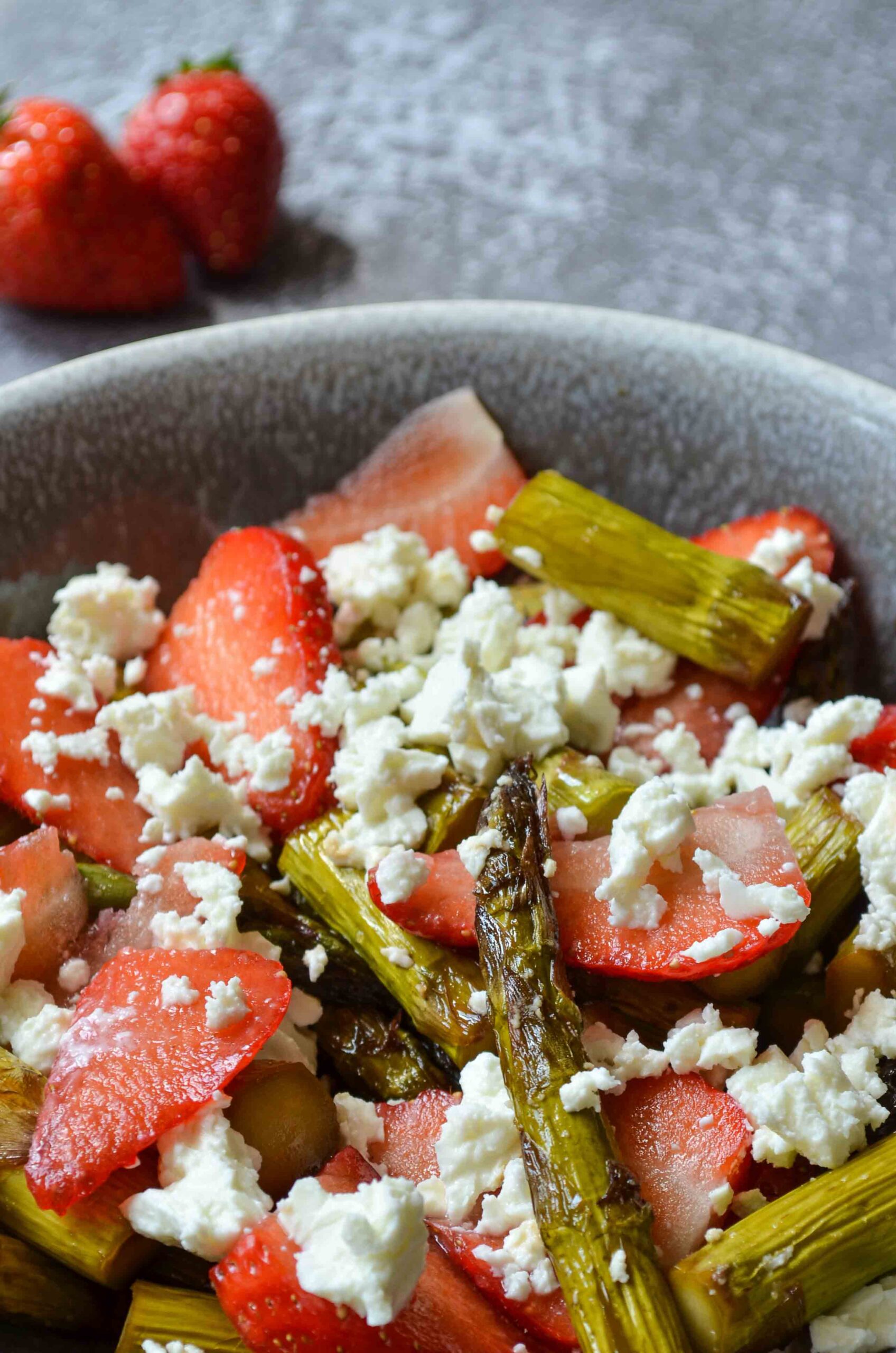Spargelsalat mit grünem Spargel, Erdbeeren und Feta