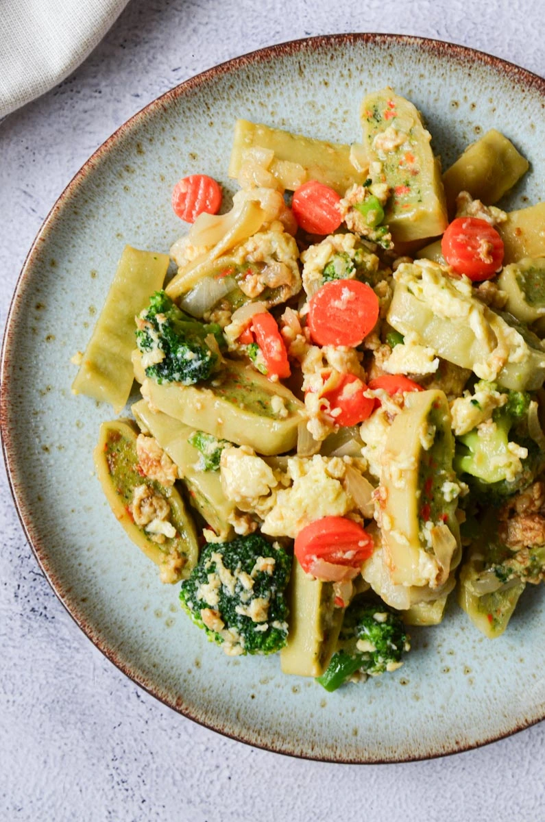 Maultaschen-Pfanne mit Ei & Gemüse