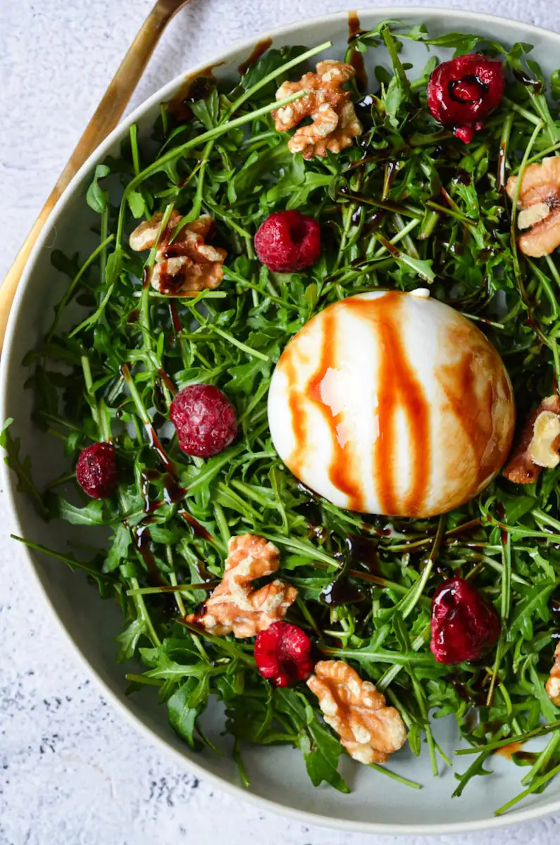 Burrata Salat mit Rucola & Himbeeren Burrata Salat mit Rucola & Himbeeren