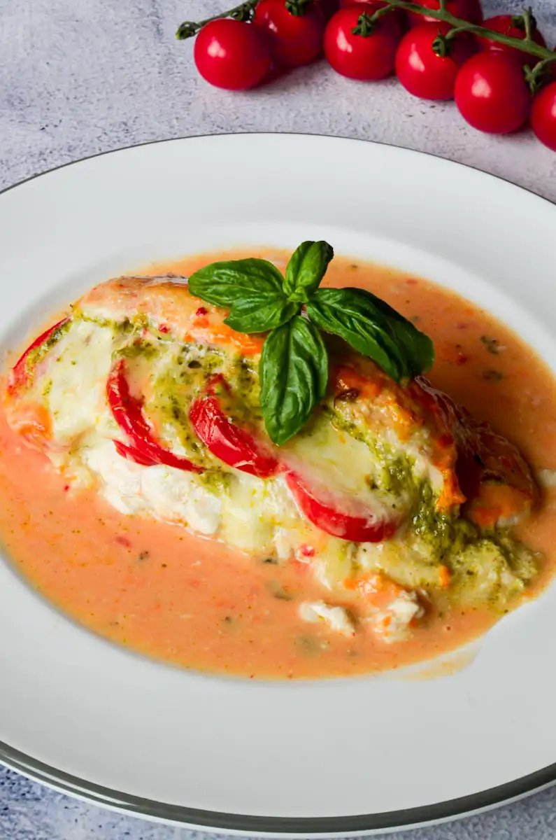Tomate Mozzarella Hähnchen aus dem Ofen Tomate Mozzarella Hähnchen aus dem Ofen